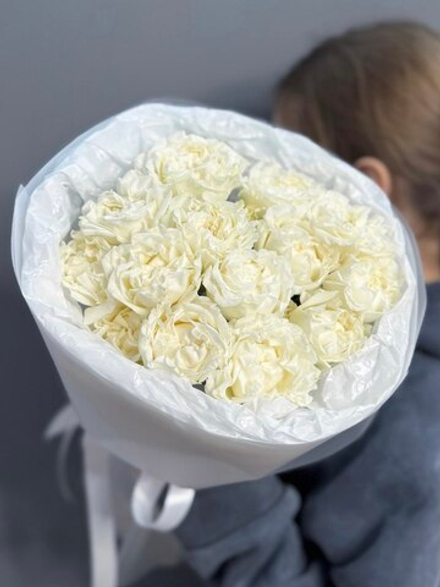 Монобукет из 5 кустовых пионовидных роз сорта "Артик Флоу"