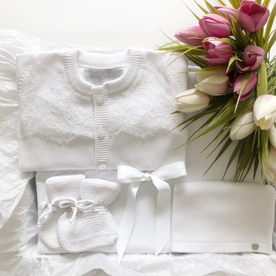 Подарочный набор на выписку из хлопка: плед, комбинезон с кружевом, шапочка и пинетки (Белый)
