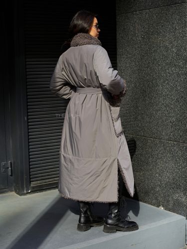 Утепленное серое пальто с эко-мехом