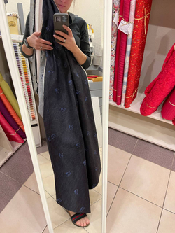 Костюмно-плательный хлопковый джинс с вышивкой (Alta Moda, 97%хлопок/3%эластан+вышивальные нити, Иссиня-черный фон/вышитые рыбки, 160, 266 гр/м2)