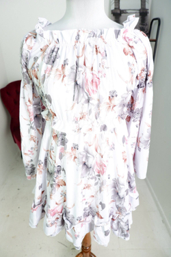 Платье приятной расцветки, визуально на 44 размер, новое