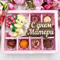 Шоколадный набор "С Днём Матери. Мишка с тюльпанами": фигурка и 5 конфет ручной работы