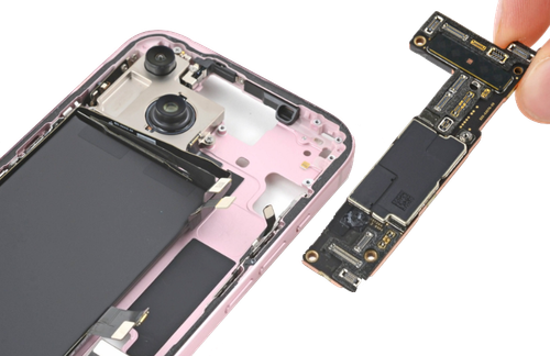Ремонт материнской платы на iPhone 15 plus