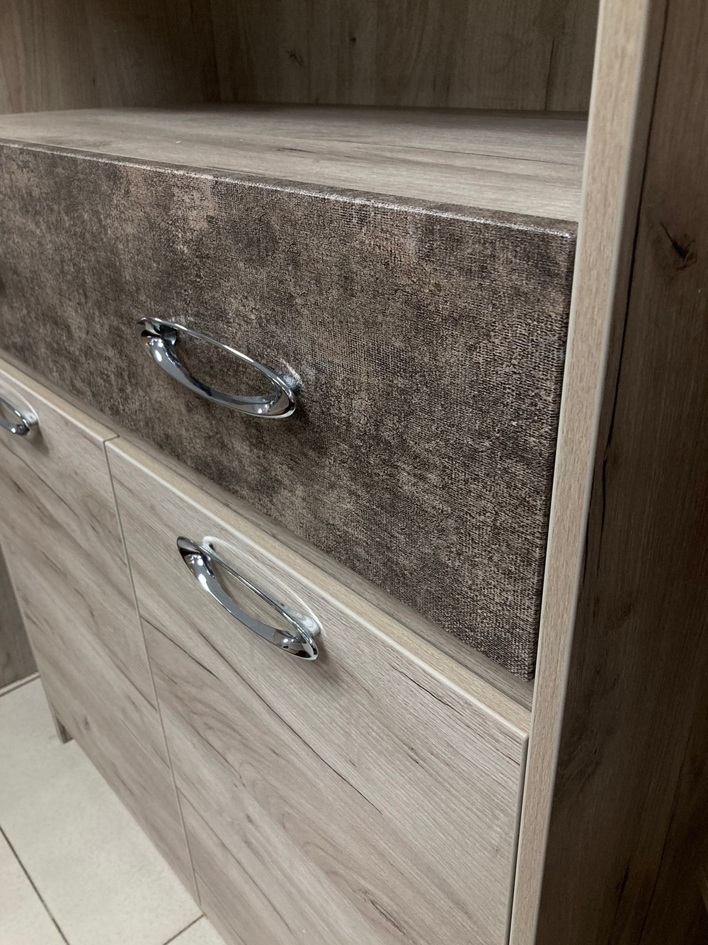 Шкаф витрина Дакота серый крафт/тиз серый ЛДСП