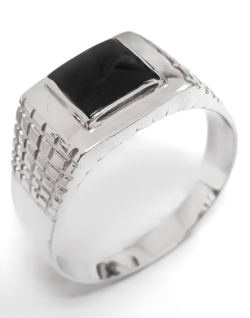 Ювелирное кольцо из серебра 925 пробы,вставка оникс,размер 23.5