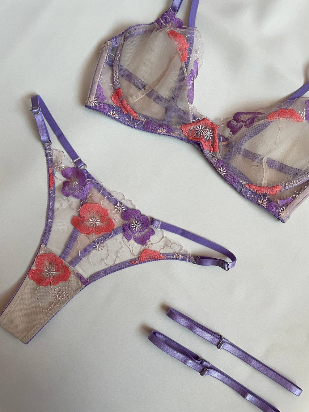 Вышивка на сетке серебристый пион с яркой лавандой и коралловым ширина 22 см ОТРЕЗ 0,9 м