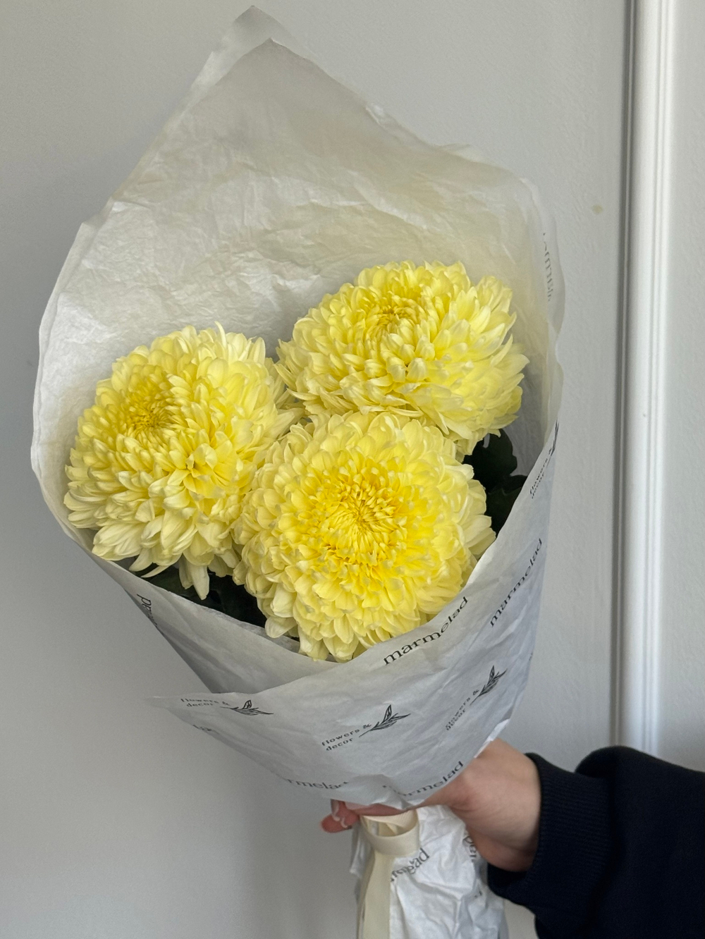 Кулек из одноголовых хризантем лимонного оттенка