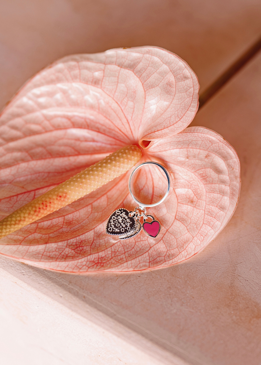 Кольцо «Хати Трио» с розовой эмалью