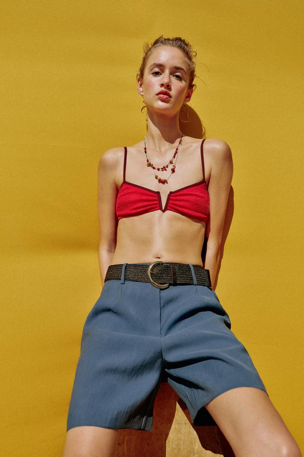 ZARA ШОРТЫ С ЗАЩИПАМИ И РЕМНЕМ, ВЫЦВЕТШИЙ СИНИЙ