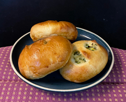 Пирожок с зеленым луком и яйцом