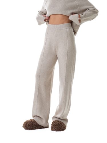 Бежевый трикотажный костюм с брюками