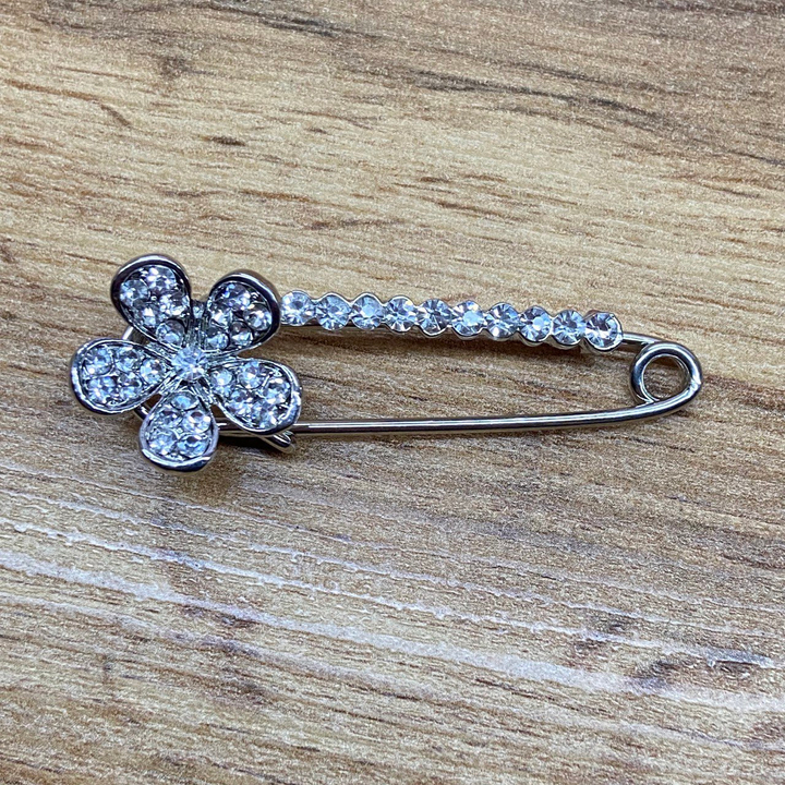 Брошь-булавка пятилистник изогнутый 10 кристаллов стразы металл серебристый 5 см