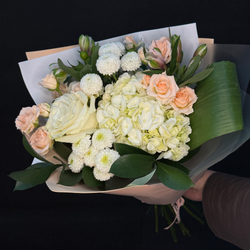 Букет из гортензии, микса роз и хризантем сантини