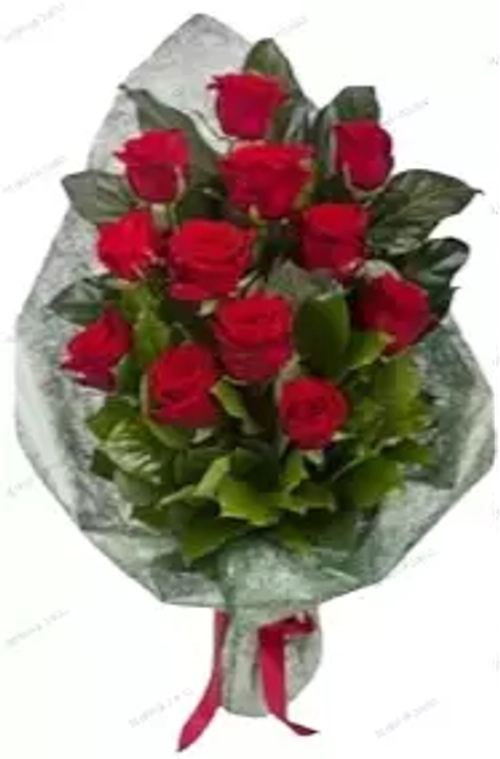 Траурный букет из 12 красных роз и зелени