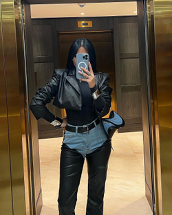 Джинсы прямого кроя с кожаными вставками