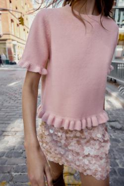 ZARA ТРИКОТАЖНЫЙ ДЖЕМПЕР С КОРОТКИМИ РУКАВАМИ И РЮШАМИ, ПАСТЕЛЬНО-РОЗОВЫЙ