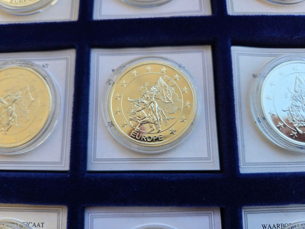 Europe. Exquisite Collection of 12 Euro-Themed Medals — A Numismatic Treasure in a Luxurious Display Case