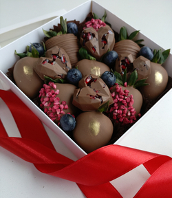 Клубника в шоколаде, гранат в шоколаде