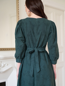 Платье с вырезом-сердечко