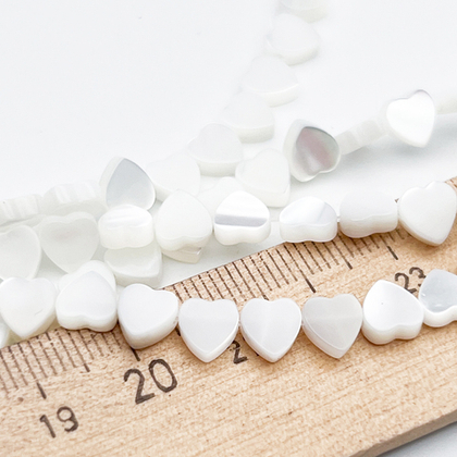 Перламутр Сердце, размер около 6 мм, цена за отрезок 19 см (1/2 нити)