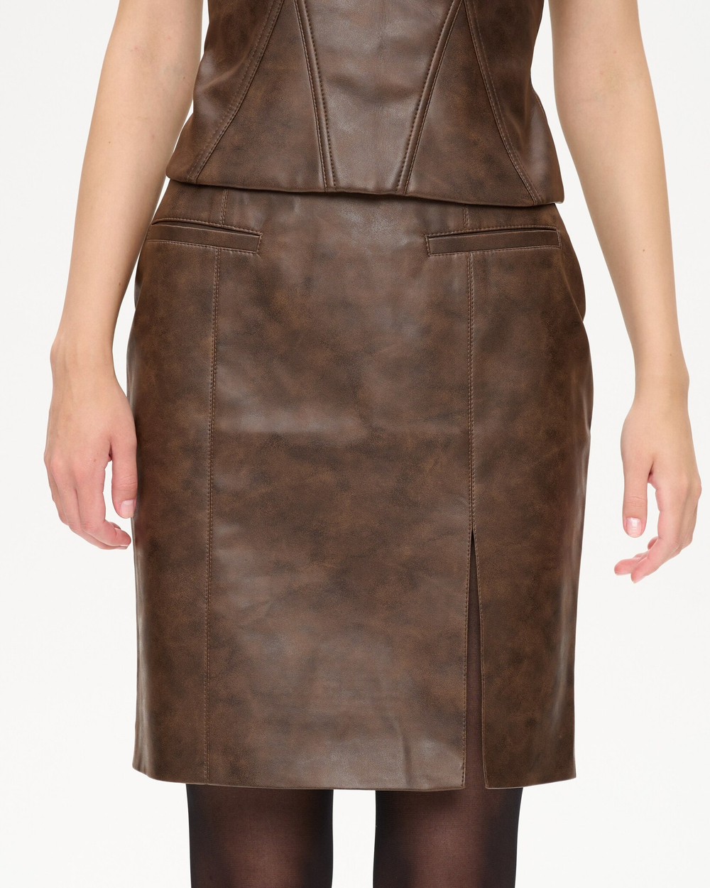 Юбка мини из экокожи с разрезом