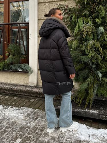 Удлиненный черный пуховик с коричневым меховым воротником и капюшоном