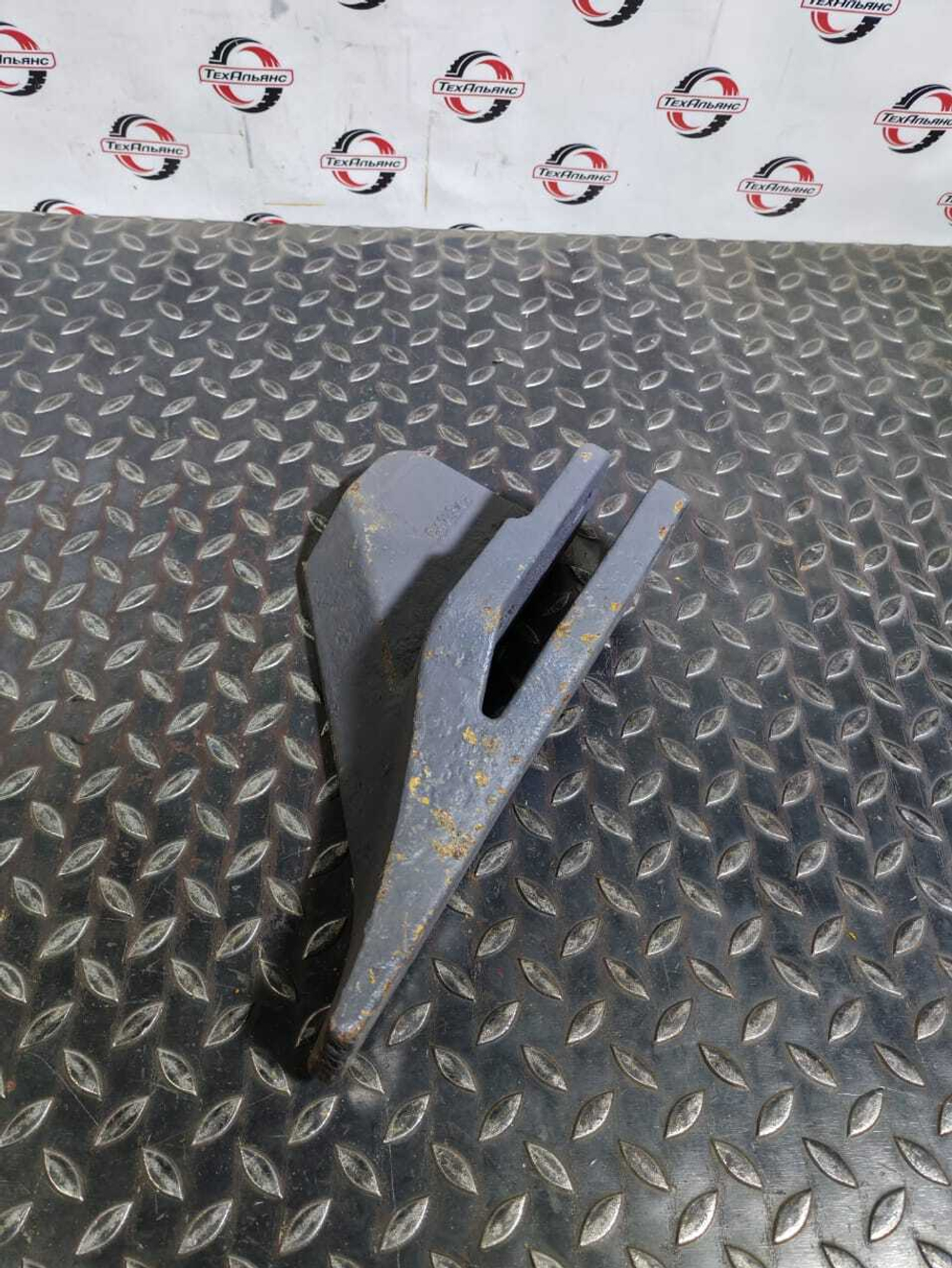 Зуб болтовой C41B45 боковой левый