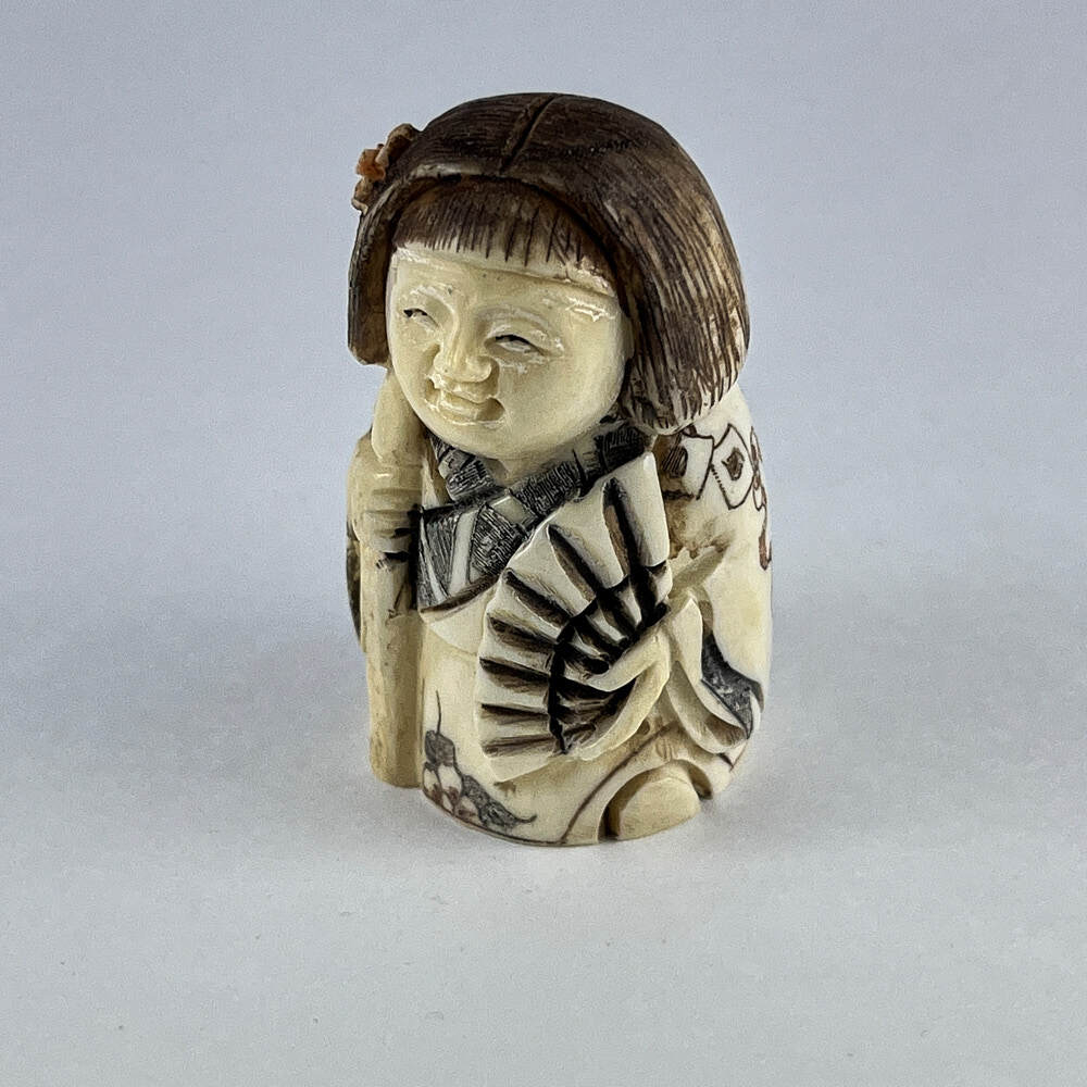 Статуэтка нэцкэ Красавица с веером и посохом