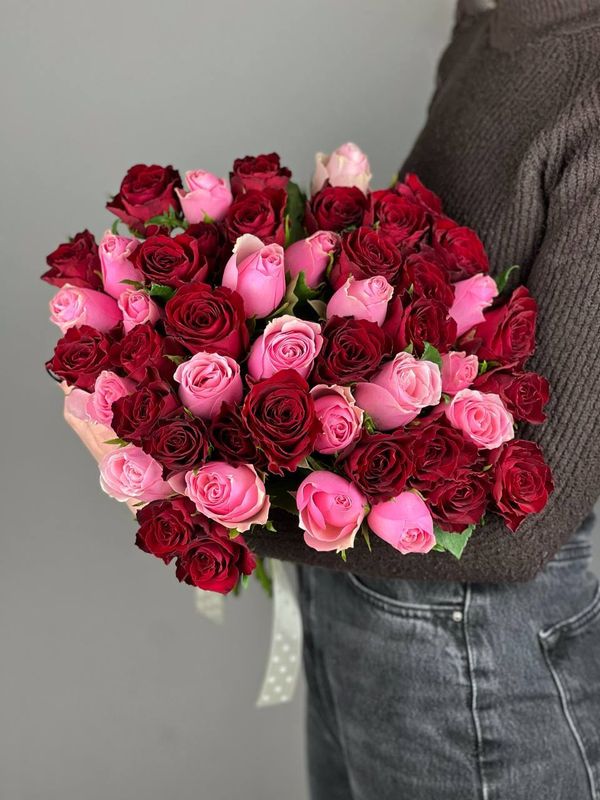 Букет роз Мадам Рэд и Селебрити 40 см (под ленту)