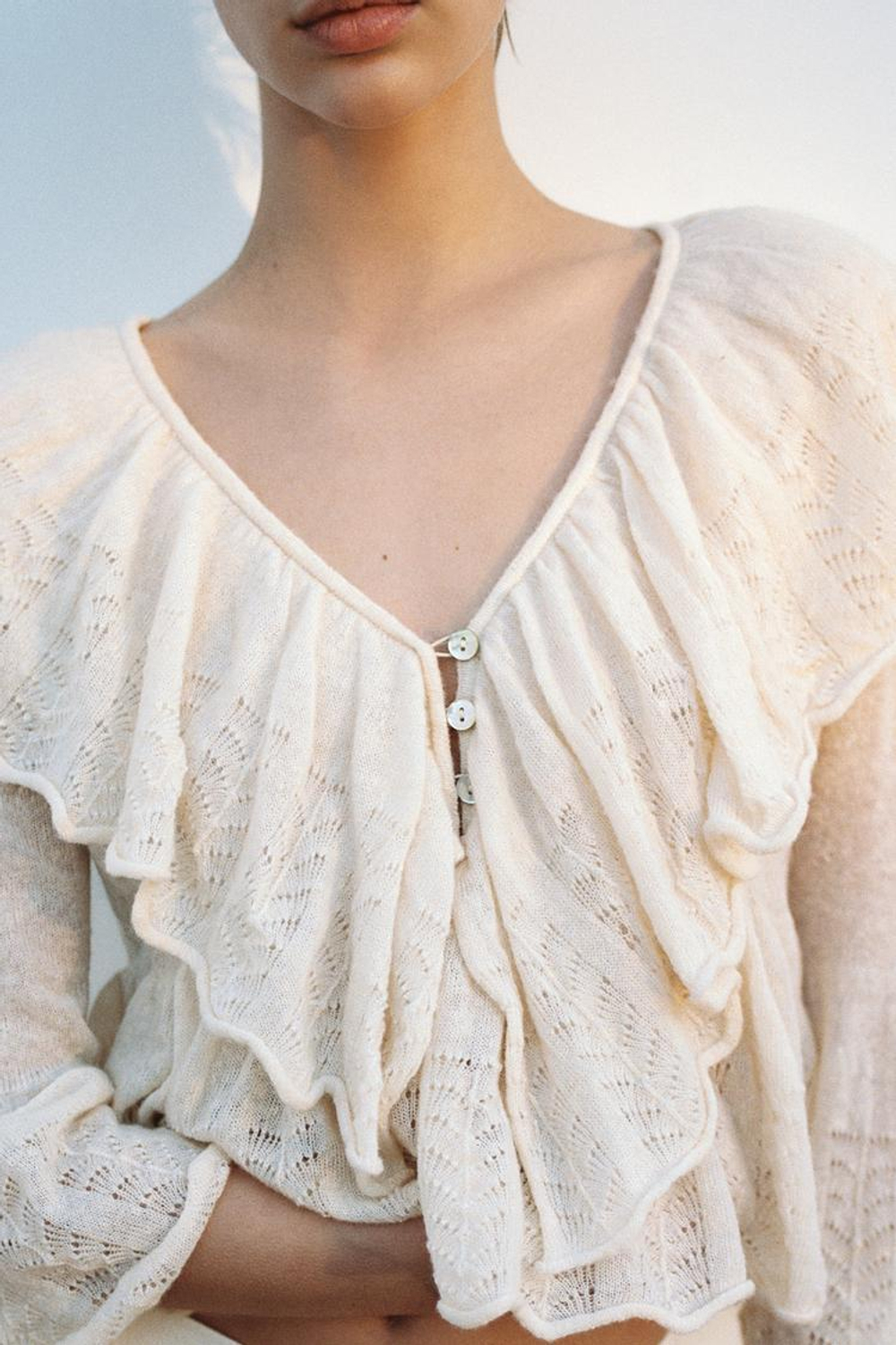 ZARA ТРИКОТАЖНЫЙ ТОП С ВОЛАНАМИ, ВАНИЛЬНЫЙ