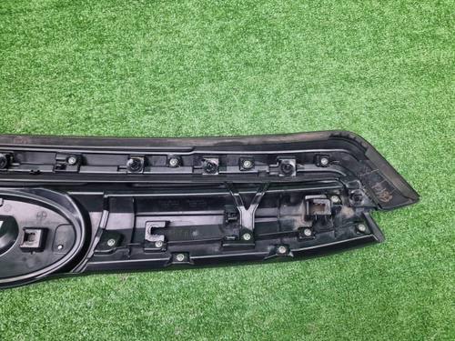 Решетка радиатора верхняя Subaru Forester 5 21-нв