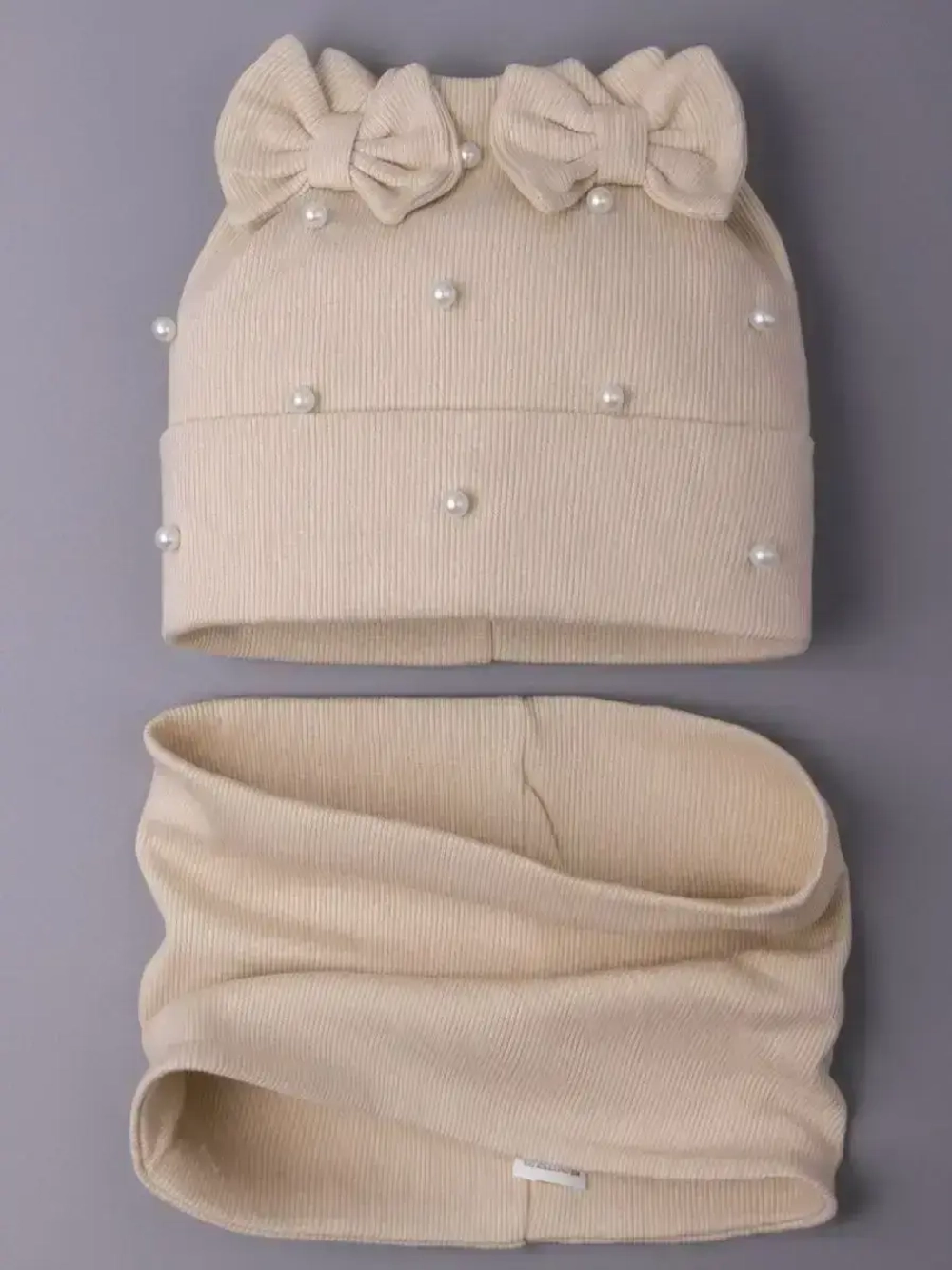 Шапка для девочки на осень с бусинами и снуд