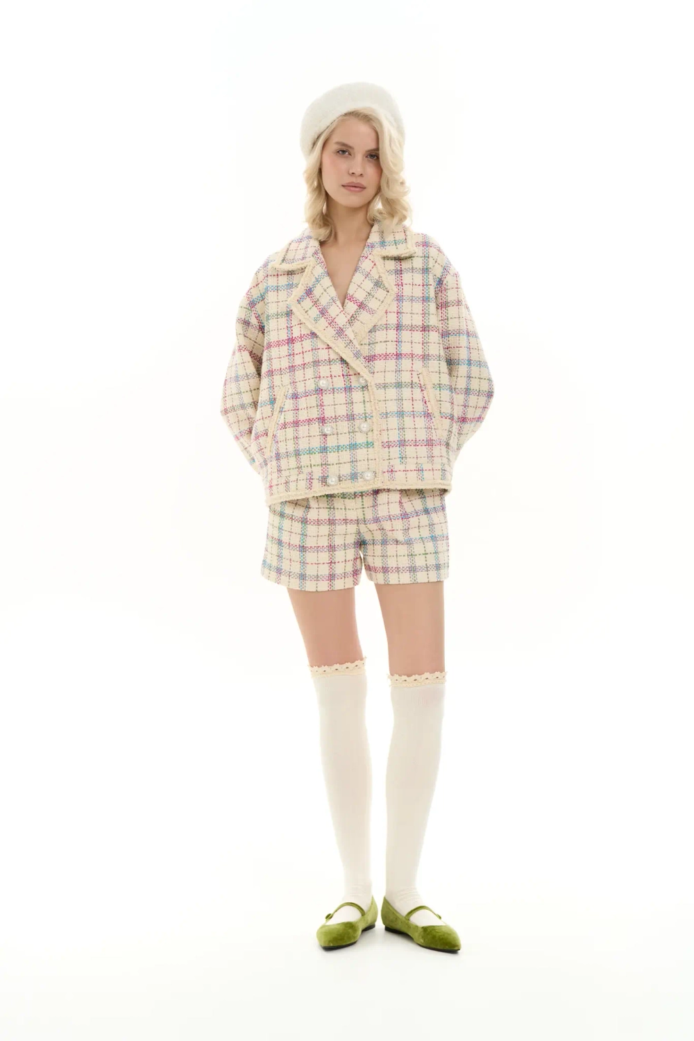 Шорты-бермуды с накладными карманами