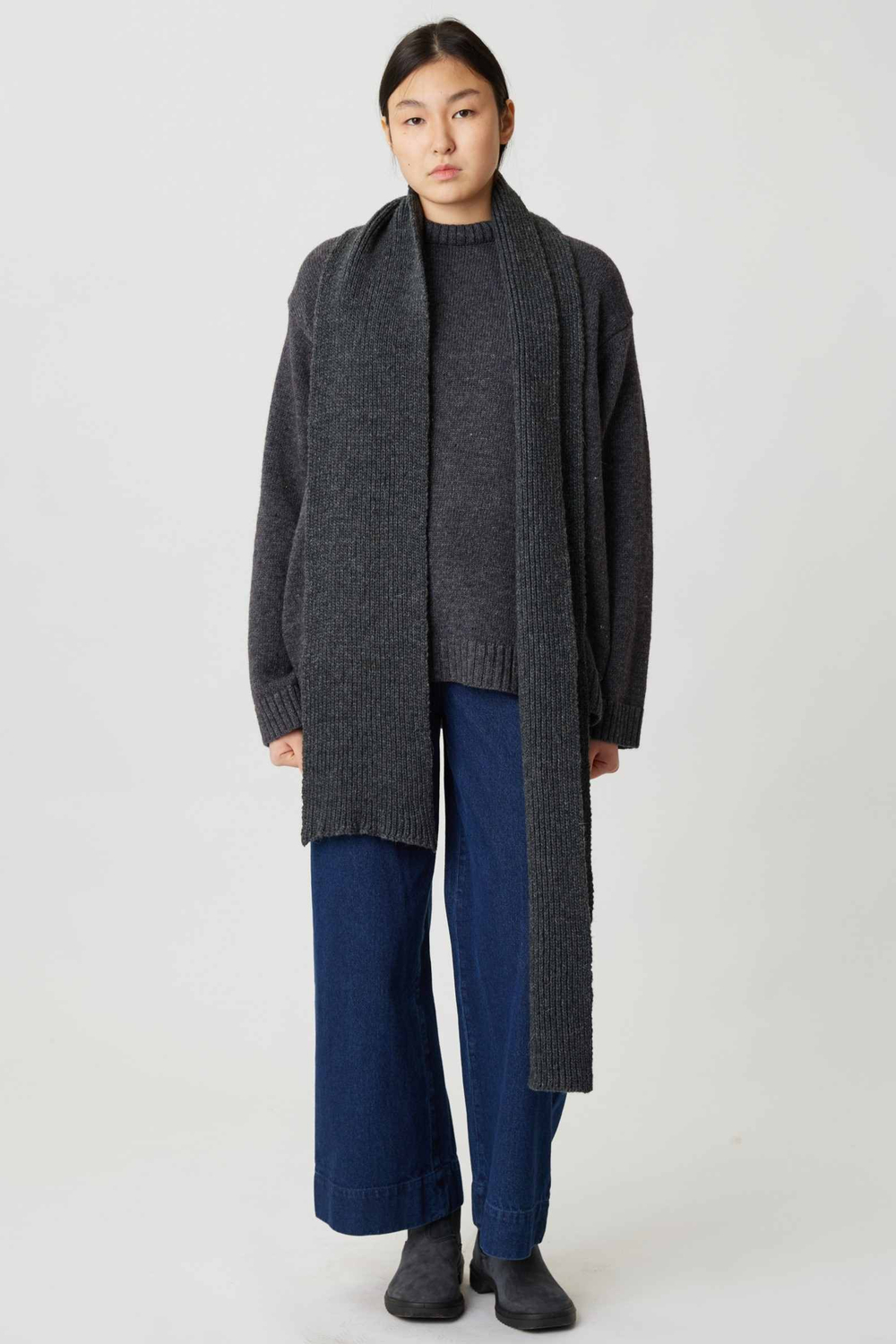 Шарф из шерсти темно-серого цвета