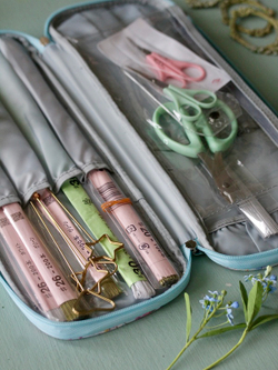 Пенал для проволоки на молнии с цветочками прованс