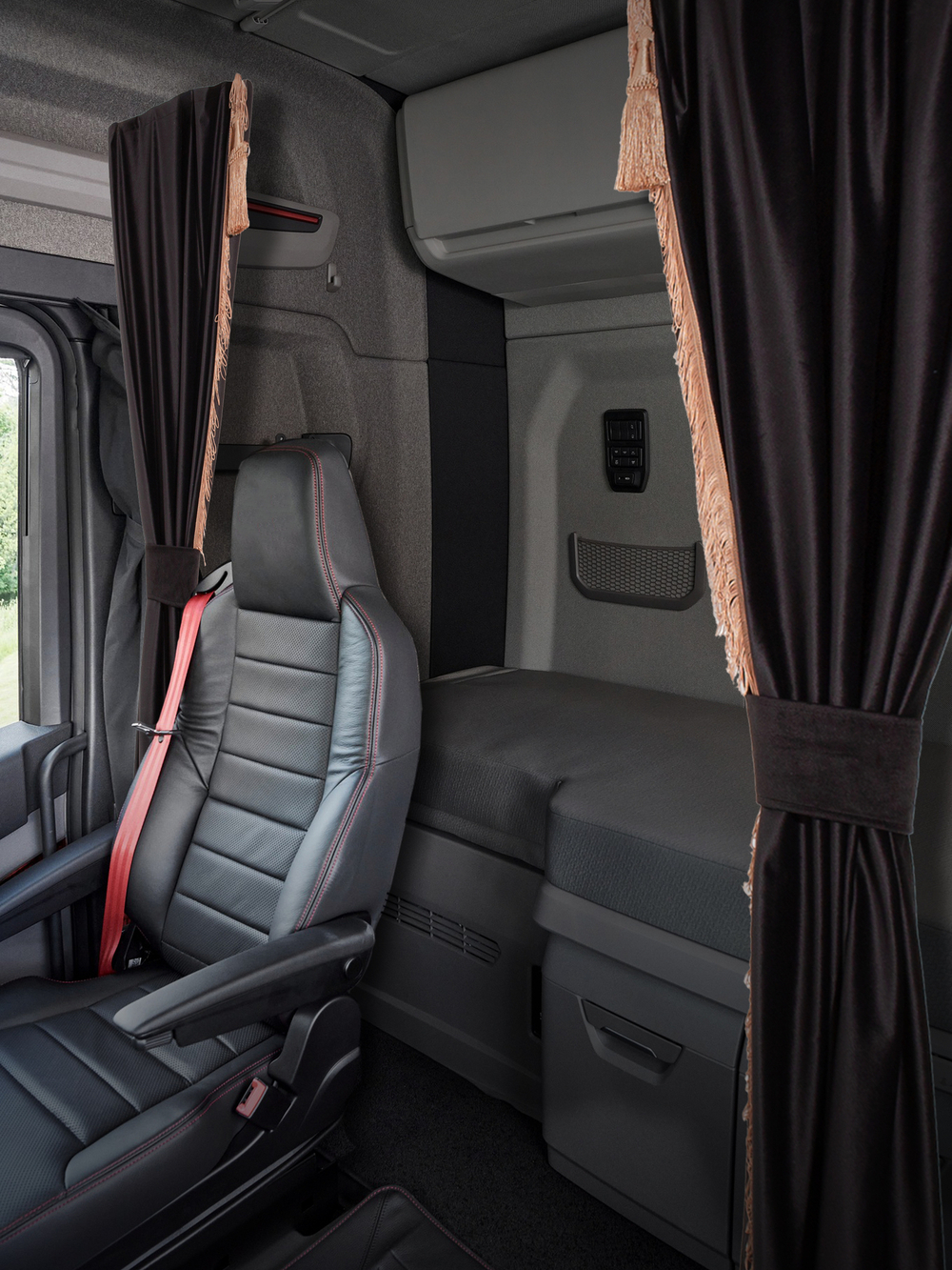 Шторы спального места с бахромой и кистями, с прихватами в кабину Volvo, Scania, MAN, DAF, Merc, Камаз, Sitrak, Shacman, Foton, FAW. Высота 1,45м, ширина одной стороны - 1,15м. Блэкаут, велюр. Черный цвет с прихватами