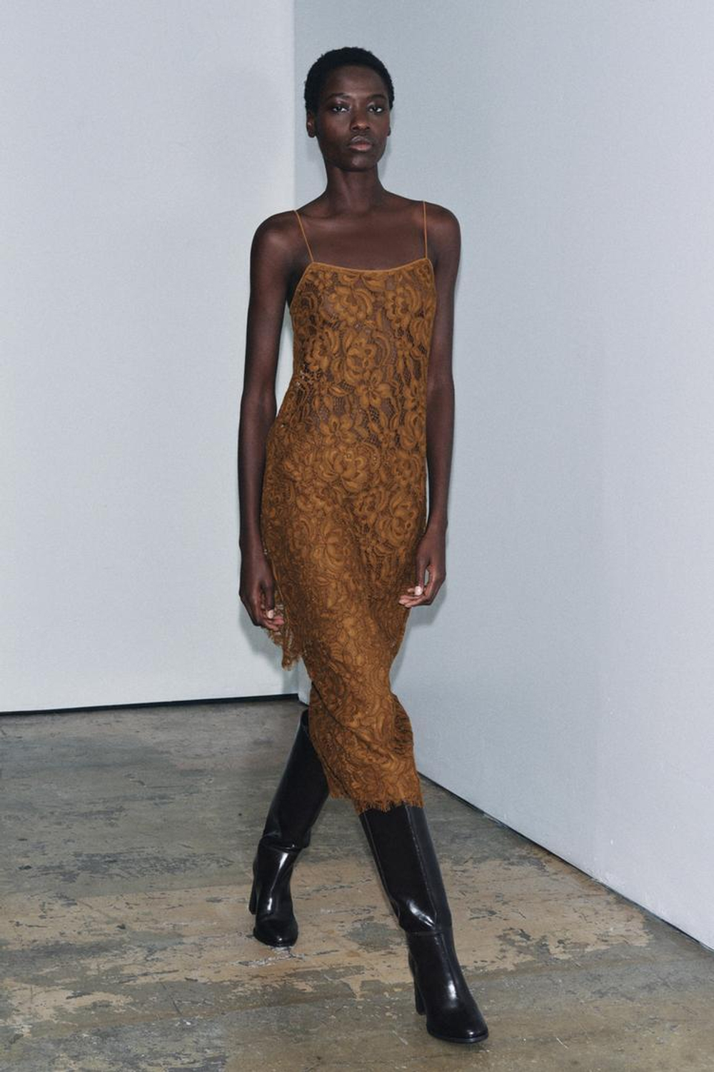 ZARA КРУЖЕВНОЙ ТОП НА БРЕТЕЛЯХ — ZW COLLECTION LIMITED EDITION, ГОРЧИЧНЫЙ