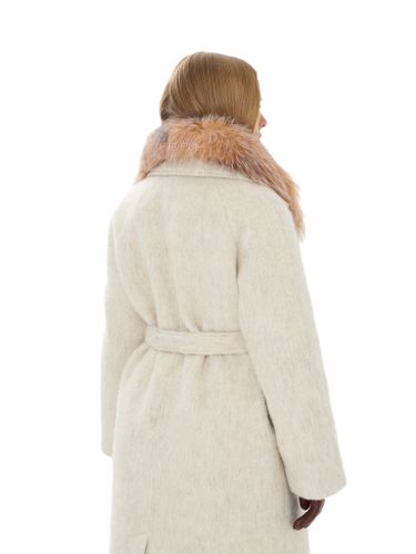 Утепленное молочное пальто с мехом лисы