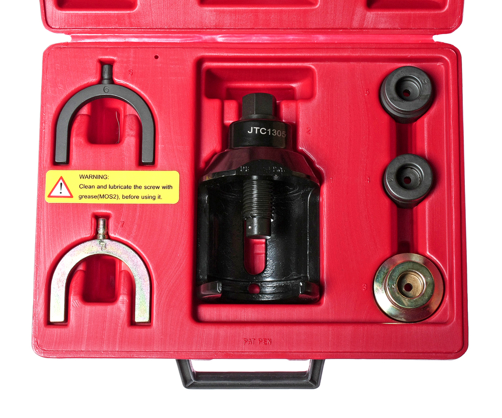 JTC-1305 - Приспособление для снятия верхних шаровых опор передней подвески набор в кейсе (VW AUDI) JTC - Комплектация

Регулировочный винт;
Съемник;
Втулка для установки;
Втулка для демонтажа;
Втулка для демонтажа;
Оправка для демонтажа;
Оправка для установки;


Описание

Набор приспособлений используется для снятия/установки шаровых опор.
Все работы выполняются прямо на автомобиле без демонтажа рычагов подвески.


Применение

Volkswagen T4 с дизельным и бензиновым двигателем 2.0 л. и 2.4 л.


Важные рекомендации

Перед использованием очистите регулировочный винт, и нанесите несколько капель масла для облегчения процесса демонтажа.