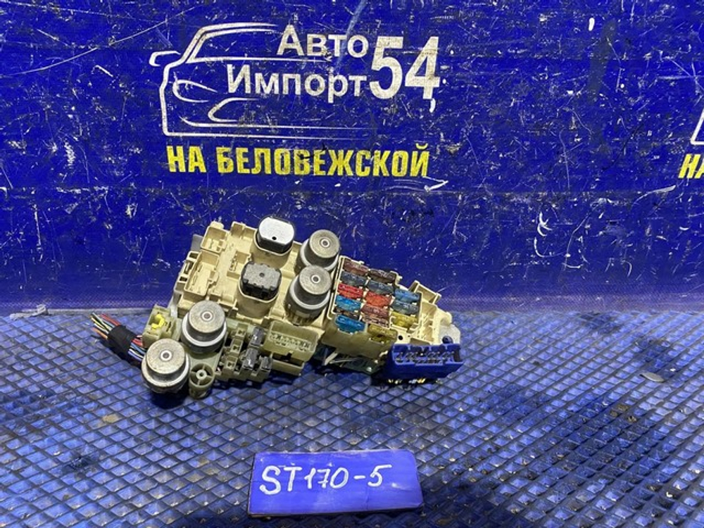 Блок предохранителей салонный TOYOTA CARINA 1991