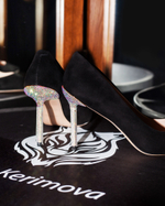 Женские туфли замшевые черные на каблуке со стразами