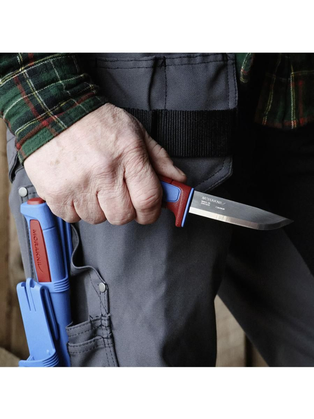 Нож Morakniv Basic 546 лимитированный 2025 нержавеющая сталь, пласт. ручка (синяя) красная вставка