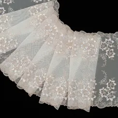 Вышивка на сетке молочная 21 см