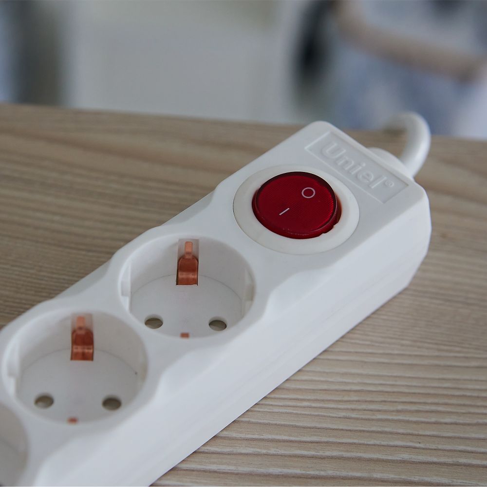 S-GSU5-1.5 WHITE Cетевой фильтр серии Universal. 1.5м Пвс 3x0.75. 5 гнезд. с-з. 10А. Защита от перенапряжения. короткого замыкания. TM Uniel.