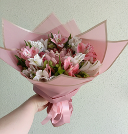 Букет из клубники в шоколаде и альстромерии