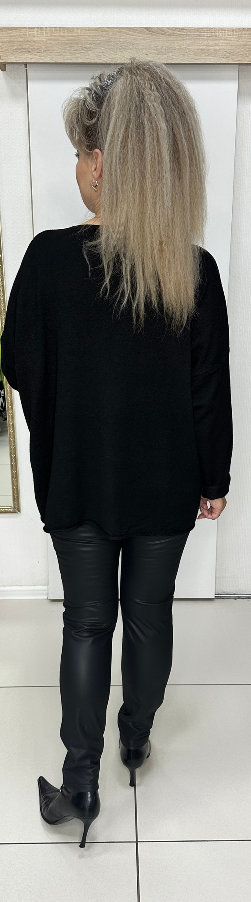 Черный джемпер-туника с блестящим напылением и эмблемой