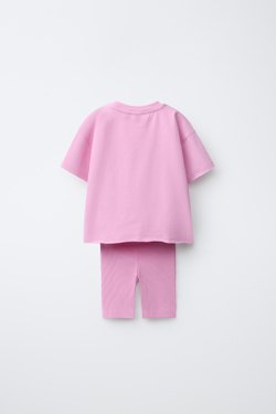 ZARA КОМПЛЕКТ ИЗ ФУТБОЛКИ И ВЕЛОСИПЕДНЫХ ЛЕГИНСОВ В РУБЧИК, РОЗОВЫЙ