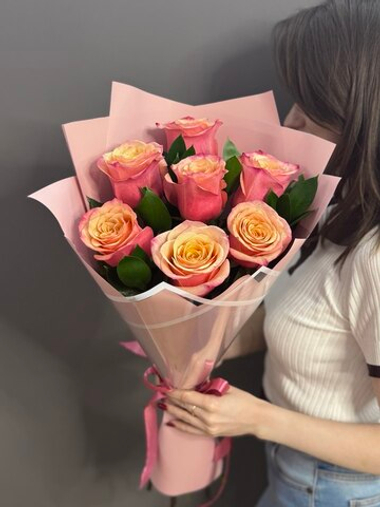 Монобукет с 7 розами сорта "Богарт" (Эквадор 60 см)