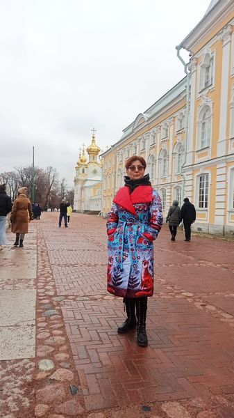 Яркая Татьяна в полупальто из коллекции по работам Д. Герасимовой 🌹