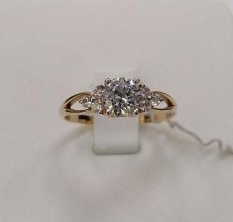 Кольцо из золота с фианитами